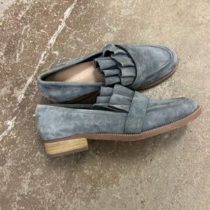 Gray Suede Loafers with Ruffle Detail pour la victoire